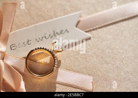 Vista ravvicinata dell'anello d'oro per matrimoni Foto Stock