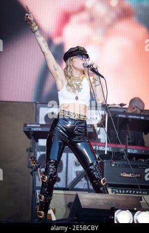 Miley Cyrus si esibisce dal vivo sul palco di Pyramid presso la Worthy Farm di Pilton, Somerset. Foto Stock