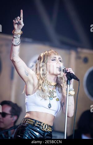 Miley Cyrus si esibisce dal vivo sul palco di Pyramid presso la Worthy Farm di Pilton, Somerset. Foto Stock