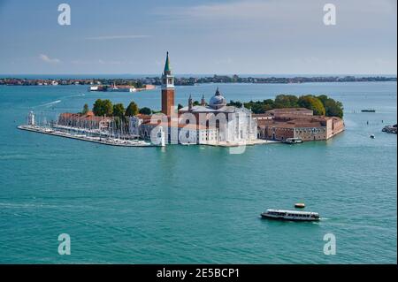 San Giorgio maggiore vista dall'isola principale, Chiesa di San Giorgio maggiore, Venezia, Veneto, Italia Foto Stock