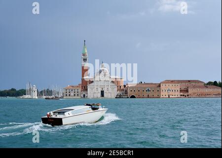 San Giorgio maggiore vista dall'isola principale, Chiesa di San Giorgio maggiore, Venezia, Veneto, Italia Foto Stock