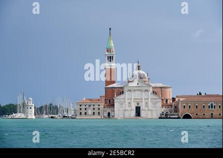 San Giorgio maggiore vista dall'isola principale, Chiesa di San Giorgio maggiore, Venezia, Veneto, Italia Foto Stock