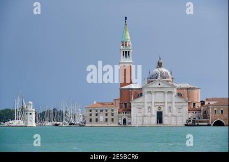 San Giorgio maggiore vista dall'isola principale, Chiesa di San Giorgio maggiore, Venezia, Veneto, Italia Foto Stock