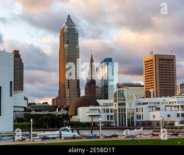 Cleveland, Ohio, Stati Uniti d'America - 24 settembre 2019: Edifici del centro di Cleveland, Ohio visti dal molo della nona strada. Foto Stock