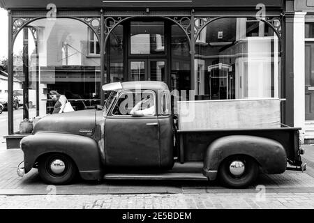 Un'auto/camion di classe Chevrolet 3100 fuori DA un negozio nella città di Lewes, Sussex orientale, Regno Unito. Foto Stock