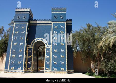 Replica della porta di Ishtar all'ingresso di Babilonia, Iraq. Foto Stock