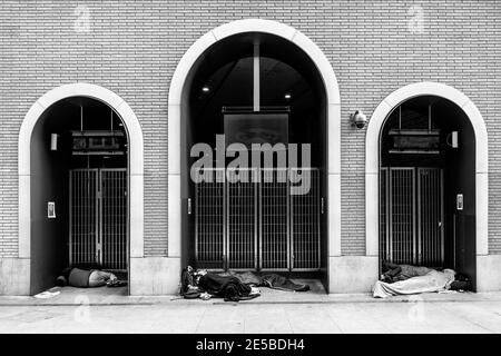 I senzatetto dormono nelle porte a pochi metri da Shard, London Bridge Area, Londra, Inghilterra. Foto Stock