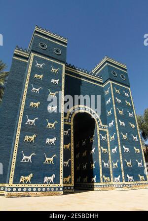 Replica della porta di Ishtar all'ingresso di Babilonia, Iraq. Foto Stock