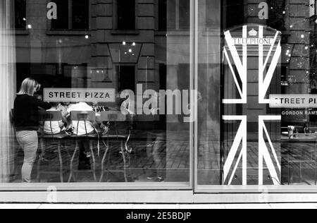 Clienti all'interno del Gordon Ramsay's Street Pizza Restaurant, Londra, Inghilterra. Foto Stock