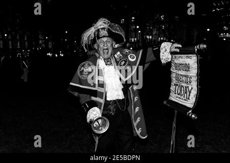 Una tradizionale Cryer cittadina si occupa dei sostenitori della Brexit in Piazza del Parlamento mentre la Gran Bretagna si prepara a lasciare l’Unione europea, Londra, Regno Unito. Foto Stock