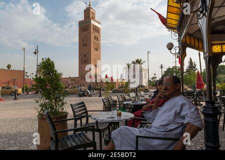 Clienti seduti su una terrazza vicino alla Moschea Koutoubia a Marrakech, Marocco. Foto Stock