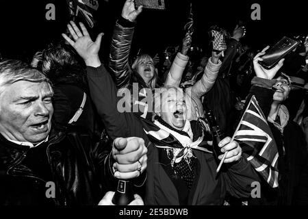 I sostenitori della Brexit reagiscono alla Gran Bretagna lasciando l’Unione europea alle 23.00 del 31 gennaio 2020 a Parliament Square, Londra, Regno Unito. Foto Stock