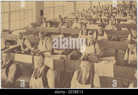 Uomini (probabilmente ex-servicemen) che assemblano papaveri del Fondo di Haig alla British Legion Poppy Factory, Richmond, Surrey, c. Foto Stock