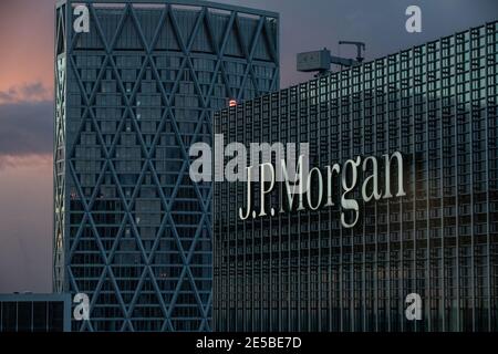 J P Morgan nella zona Docklands di Londra, sede della sede europea della banca d'investimento, Canary Wharf, Londra, Inghilterra, Regno Unito Foto Stock