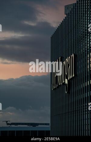 J P Morgan nella zona Docklands di Londra, sede della sede europea della banca d'investimento, Canary Wharf, Londra, Inghilterra, Regno Unito Foto Stock