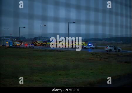 Glasgow, Scozia, Regno Unito. 27 gennaio 2021. Nella foto: È in corso un incidente di emergenza completo all'aeroporto di Glasgow, con il servizio antincendio e di soccorso dell'aeroporto che ha implementato una serie di apparecchi oltre alla polizia e ai soccorritori che si riuniscono al loro punto di incontro. Non era chiaro esattamente che cosa ha innescato l'emergenza, tuttavia si capisce che un aereo nella zona ha chiesto aiuto, tutto è stato fermato ora. Questo non era un trapano. Credit: Colin Fisher/Alamy Live News Foto Stock