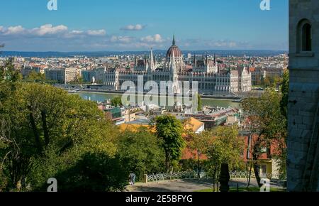 Palazzo del Parlamento Budapest Ungheria vista dal quartiere del Castello Foto Stock