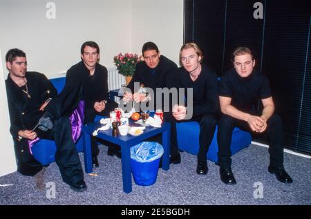 AMSTERDAM, PAESI BASSI - 26 MAGGIO 1998: Boyzone è stato un gruppo di boyband irlandese con il leader Ronan Keating. Qui stanno aspettando in un spogliatoio. Foto Stock