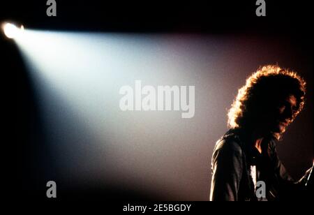 LEIDEN, PAESI BASSI - 27 NOVEMBRE 1980: Brian May chitarrista della band britannica Queen durante un concerto al Groenoordhallen Foto Stock