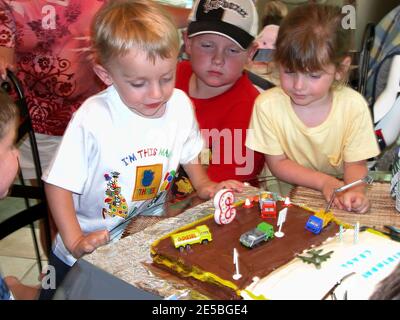 3 anno vecchio ragazzo festeggia il terzo compleanno con una festa Foto Stock