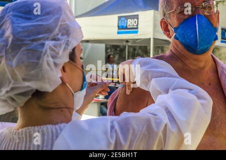 Rio de Janeiro, Brasile. 27 gennaio 2021: BRASILE. RIO DE JANEIRO. COVID-19. Il municipio inizia questo Mercoledì (27), una nuova fase di vaccinazione contro il covid-19 con i vaccini Oxforf, da AstraZeneca. Gli operatori sanitari e gli anziani sono le preferenze nella vaccinazione che si verificano nei posti di vaccinazione del municipio come nella foto, il Dom Helder CÃ¢mara posto comunale, Botafogo, zona sud. Credit: Ellan Lustosa/ZUMA Wire/Alamy Live News Foto Stock