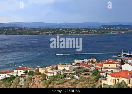 Vista panoramica della città di Spetses, la capitale dell'isola di Spetses, nel Golfo Saronico, nella regione Attica, Grecia, Europa Foto Stock