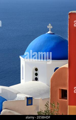 Santorini, angolo colorato nel villaggio di Oia, pieno di tipici colori delle cicladi e vista mare dalla famosa caldera di Santorini, in Grecia, Europa. Foto Stock