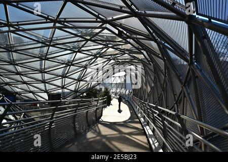 Silhouette per bambini sul ponte in acciaio di Murinsel, la peculiare isola a forma di conchiglia sul fiume Mur a Graz, capitale della Stiria, Austria. Foto Stock