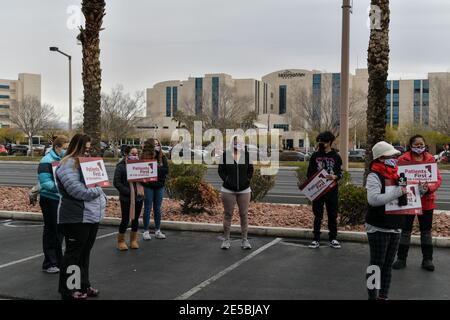 Las Vegas NV, Stati Uniti. 27 gennaio 2021. I lavoratori della Union Healthcare protestano fuori dall'ospedale Mountainview di Las Vegas, NV, il 27 gennaio 2021. Credit: Dee CEE carter/Media Punch/Alamy Live News Foto Stock