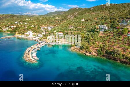 Vista panoramica aerea del bellissimo villaggio costiero Kitries, situato vicino a Kardamili a circa mezz'ora dalla città di Kalamata, Messenia. Estate fantastica Foto Stock