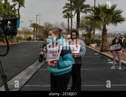 Las Vegas NV, Stati Uniti. 27 gennaio 2021. I lavoratori della Union Healthcare protestano fuori dall'ospedale Mountainview di Las Vegas, NV, il 27 gennaio 2021. Credit: Dee CEE carter/Media Punch/Alamy Live News Foto Stock