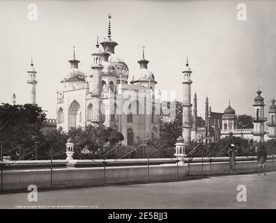 Fotografia d'annata del XIX secolo: Lucknow - Tomba di Zenab Aliya, moglie di Mohomed Ali Shah, Lucknow, India, fotografia di Samuel Bourne. Foto Stock