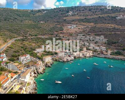 Iconica vista aerea sul pittoresco e famoso villaggio Limeni nella zona di mani Laconia, Grecia, Europa Foto Stock