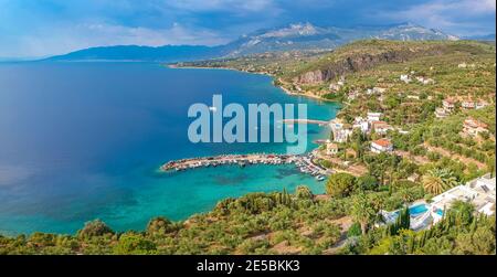 Vista panoramica aerea del bellissimo villaggio costiero Kitries, situato vicino a Kardamili a circa mezz'ora dalla città di Kalamata, Messenia. Estate fantastica Foto Stock