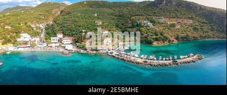 Vista panoramica aerea del bellissimo villaggio costiero Kitries, situato vicino a Kardamili a circa mezz'ora dalla città di Kalamata, Messenia. Estate fantastica Foto Stock