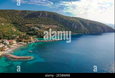 Vista panoramica aerea del bellissimo villaggio costiero Kitries, situato vicino a Kardamili a circa mezz'ora dalla città di Kalamata, Messenia. Estate fantastica Foto Stock