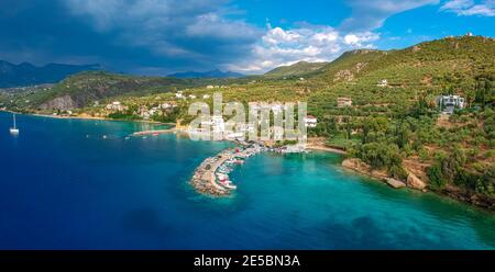 Vista panoramica aerea del bellissimo villaggio costiero Kitries, situato vicino a Kardamili a circa mezz'ora dalla città di Kalamata, Messenia. Estate fantastica Foto Stock