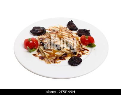 Anguilla fritta con salsa di ostriche su un piatto bianco. Questo isolato in uno sfondo bianco. Primo piano. Foto Stock