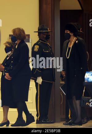 Atlanta, Georgia, Stati Uniti. 27 gennaio 2021. La famiglia e gli amici arrivano al giocatore della Baseball Hall of Fame, il servizio funerale di Hank Aaron alla Friendship Baptist Church il 27 gennaio 2021. Credit: Mpi34/Media Punch/Alamy Live News Foto Stock