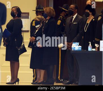 Atlanta, Georgia, Stati Uniti. 27 gennaio 2021. La famiglia e gli amici arrivano al giocatore della Baseball Hall of Fame, il servizio funerale di Hank Aaron alla Friendship Baptist Church il 27 gennaio 2021. Credit: Mpi34/Media Punch/Alamy Live News Foto Stock