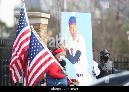 Atlanta, Georgia, Stati Uniti. 27 gennaio 2021. I fan arrivano al giocatore della Baseball Hall of Fame, il servizio funerale di Hank Aaron alla Friendship Baptist Church il 27 gennaio 2021. Credit: Mpi34/Media Punch/Alamy Live News Foto Stock