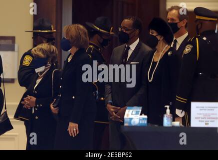 Atlanta, Georgia, Stati Uniti. 27 gennaio 2021. La famiglia e gli amici arrivano al giocatore della Baseball Hall of Fame, il servizio funerale di Hank Aaron alla Friendship Baptist Church il 27 gennaio 2021. Credit: Mpi34/Media Punch/Alamy Live News Foto Stock