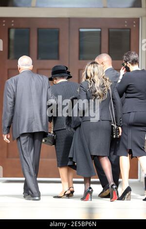 Atlanta, Georgia, Stati Uniti. 27 gennaio 2021. La famiglia e gli amici arrivano al giocatore della Baseball Hall of Fame, il servizio funerale di Hank Aaron alla Friendship Baptist Church il 27 gennaio 2021. Credit: Mpi34/Media Punch/Alamy Live News Foto Stock