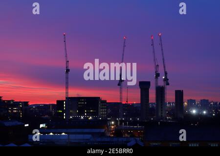 Gru a torre all'alba a Leeds. Le 4 gru fanno parte dello sviluppo del Monk Bridge, che sarà più di 600 appartamenti in 5 blocchi torre una volta completati Foto Stock