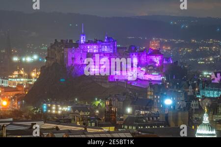 Edimburgo, Scozia, Regno Unito. 27 gennaio 2021. Il Castello di Edimburgo è illuminato in viola questa sera, mentre il mondo segna il giorno del Memoriale dell'Olocausto (HMD). Iain Masterton/Alamy Live News Foto Stock