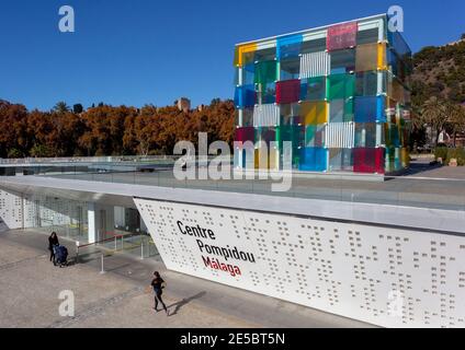 Centre Pompidou Malaga Museo d'Arte moderna contemporanea Malaga Spagna Europa una donna che spinge una carrozza e un'altra che fugge lungo Muelle uno Foto Stock