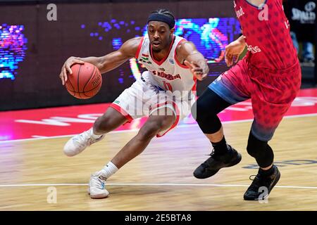 DEN BOSCH, PAESI BASSI - GENNAIO 27: Xavier Thames of Egis Kormend durante la FIBA Europe Cup match tra Egis Kormend e Belfius Mons-Hainaut a Maaspoort il 27 Gennaio 2021 a Den Bosch, Paesi Bassi (Foto di Bert van Berkum/Orange Pictures)*** Local Caption *** Xavier Thames Foto Stock