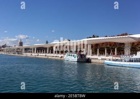 Passeggiata con le barche a Muelle uno nel porto di Malaga, Andalusia Spagna Foto Stock