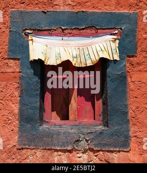 Finestra storica da Nambyal Tsemo Gompa - Leh - Ladakh - India Foto Stock