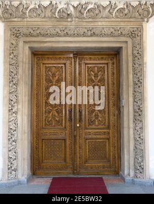 Porta in legno scolpito nella cattedrale patriarcale di Bucarest, Romania Foto Stock